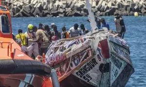 30/08/2024 Varias personas migrantes desembarcan de una de los botes precarios que han llegado durante esta semana a las Islas Canarias. Foto de archivo.