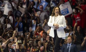 La vicepresidenta de Estados Unidos y candidata presidencial demócrata, Kamala Harris, participa en un mitin de campaña en el Enmarket Arena de Savannah