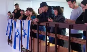 Varios asistentes en un acto por los rehenes israelíes.