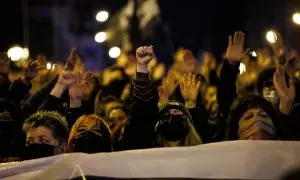 Imagen de archivo de varias personas participando en una manifestación antifascista en Madrid.