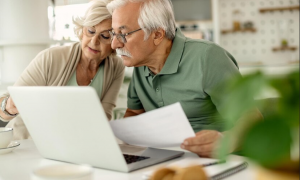 Revisando cuentas en un ordenador