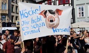 Una pancarta en una manifestación antifascista, contra el partido ultra AfD, antes de las elecciones regionales en el 'lander' de Thuringia, en la localidad alemana de en Erfurt. En la pancarta se puede leer: "¡Hoecke! [por el candidato de AfD Bjoern Hoec