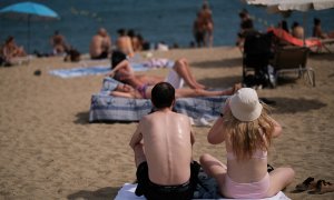 Turistas en la playa de la Barceloneta, en Barcelona. REUTERS/Nacho Doce