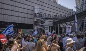 Manifestantes cortan las carreteras exteriores del Kibbutz Yakum, en Tel Aviv.