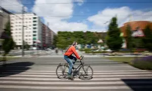 Una persona monta en bicicleta, a 16 de junio de 2020. (Archivo).