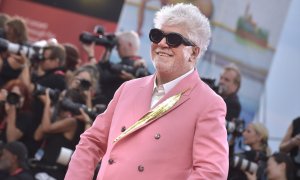 El director de cine Pedro Almodóvar posa en la alfombra roja del Festival Internacional de Cine de Venecia.