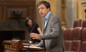 El diputado de Sumar y líder de Más País, Iñigo Errejón, interviene durante una sesión extraordinaria en el Congreso de los Diputados.