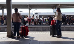 Desenes de persones esperant un tren a l'estació de Tarragona