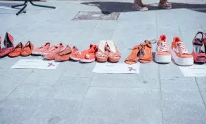 Varios pares de zapatos de color rojo durante un minuto de silencio en Alacant