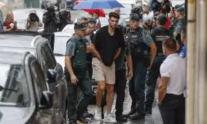 El futbolista Rafa Mir, escoltado por la Guardia Civil.