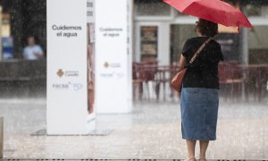 Mujer bajo la lluvia