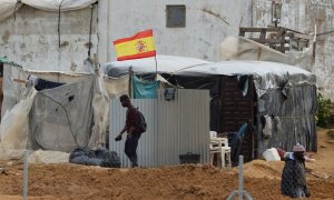 Imagen de archivo de varios jornaleros en un asentamiento de chabolas en Lepe, Huelva.