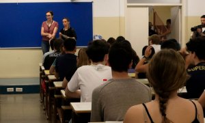 Estudiants a punt de començar les proves d'accés a la universitat (PAU) -la selectivitat- en una aula de la Facultat de Biologia de la UB