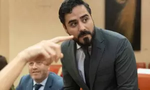 El eurodiputado electo Luis 'Alvise' Pérez Fernández, líder de la agrupación Se Acabó la Fiesta (d), a su llegada al acto de acatamiento a la Constitución de los candidatos proclamados electos tras las elecciones al Parlamento Europeo, en el Congreso de l