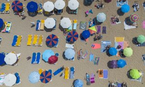 Playa turistas verano calor