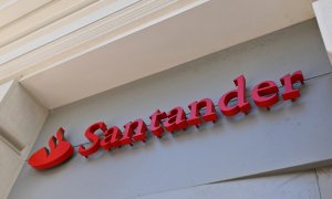 El logo del Banco Santander, en una de sus oficinas en Madrid. AFP/Gabriel Bouys