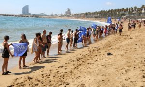 07/09/2024 - Imatge de l'acció contra la Copa Amèrica que s'ha fet aquest dissabte a la platja del Somorrostro de Barcelona.