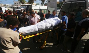 07/09/2024 Familiares de los palestinos muertos en ataques israelíes lloran al recibir los cadáveres de la morgue. Foto de archivo.