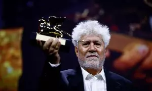 El cineasta español Pedro Almodovar sostiene el León de Oro del premio a la mejor película en el Festival de Cine de Venecia, por su filme 'La habitación de al lado'. REUTERS/Yara Nardi