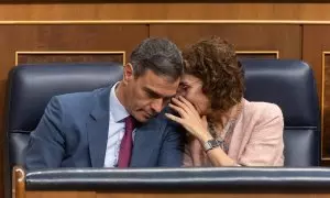 El presidente del Gobierno, Pedro Sánchez y la vicepresidenta primera y ministra de Hacienda, María Jesús Montero, durante un pleno en el Congreso de los Diputados. E.P./Eduardo Parra / Europa Press