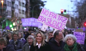 Decenas de personas durante la manifestación del 8M, a 8 de marzo, en Logroño, La Rioja (España).