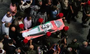 Fuerzas de seguridad palestinas llevan el cuerpo de la activista Aysenur Ezgi Eygi, asesinada por el ejército israelí durante una protesta pacífica en Cisjordania, a 9 de septiembre de 2024.