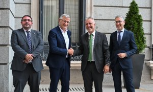 El vicepresidente primero y Consejero de Presidencia e Igualdad del Gobierno de Navarra, Félix Taberna Monzón, saluda al ministro de Política Territorial y Memoria Democrática Ángel Víctor Torres, durante el Pleno del Congreso este martes, en Madrid.