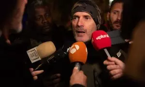 El líder de Desokupa, Daniel Esteve, atiende a los medios durante una concentración en contra de la amnistía, frente a la sede del PSOE en la calle Ferraz. Imagen de archivo.