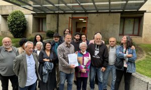 11/9/24 Representantes del comité de empresa, sindicatos y otros colectivos, frente al Parlamento de Galicia, donde presentaron ayer una iniciativa legislativa popular para garantizar la pluralidad y neutralidad de los medios públicos.