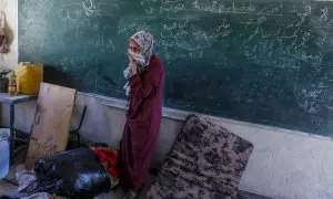 Una mujer palestina, en la escuela de Naciones Unidas, convertida en refugio, tras el bombardeo israelí.