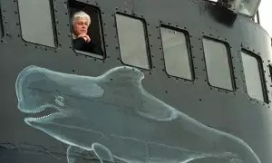 El capitán Paul Watson, fundador de la Sea Shepherd Conservation Society, se encuentra a bordo de su barco, el Ocean Warrior , el 7 de julio del 2000 frente a Tórshavn, en las Islas Feroe en el Mar del Norte Atlántico.