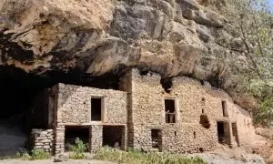 Construccions en un penya-segat a Espluga de Cuberes, al Pallars Sobirà