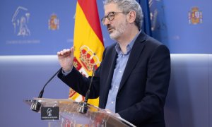 El portavoz económico de Sumar, Carlos Martín, durante una rueda de prensa, a 5 de marzo de 2024.