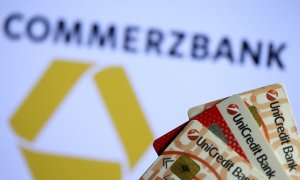 Tarjetas de crédito del italiano Unicredit junto al logo del alemán Commerzbank. REUTERS/Dado Ruvic/Illustration