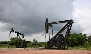 Bombas de extracción de  petróleo en Maracaibo, en el estado venezolano de Zulia. AFP/Federico Parra