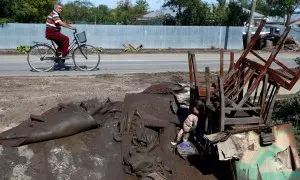 Un hombre pasa junto a muebles destruidos tras las inundaciones en el condado de Galati, Rumania, el 16 de septiembre de 2024.