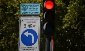 Un cartel indica la zona de bajas emisiones 360 del Distrito Centro, a 17 de septiembre de 2024, en Madrid.