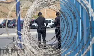 Agentes de Policía en un puesto de control aduanero en la frontera terrestre con el enclave español de Ceuta, en Fnideq, Marruecos, a 17 de septiembre de 2024.