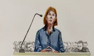 Retrato de Giséle Pélicot durante el juicio de su marido con 50 coacusados en el tribunal de Aviñón, Francia, el 18 de septiembre de 2024.