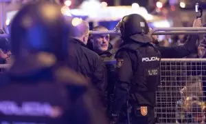 Un policía nacional habla con el líder de Desokupa, Daniel Esteve, al Congreso de los Diputados, a 7 de noviembre de 2023, en Madrid.