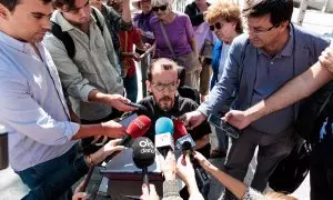 Pablo Echenique atiende a los medios de comunicación a su llegada a los juzgados de Plaza de Castilla, a 17 de septiembre de 2024, en Madrid.