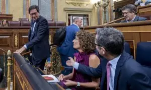 El ministro de Transformación Digital, Óscar López, saluda a Félix Bolaños y María Jesús Montero en el Congreso.