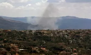 Restos de humo tras un bombardeo israelí en la ciudad de Khiyam, cerca de la frontera entre el Líbano e Israel, a 19 de septiembre de 2024.