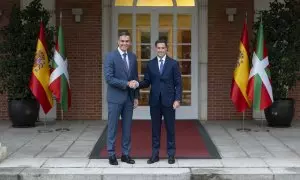 El presidente del Gobierno, Pedro Sánchez, junto al lendakari Imanol Pradales, este viernes en Moncloa.