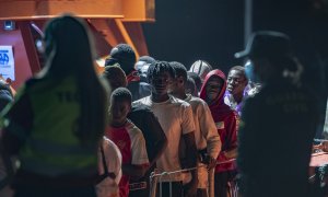 Migrantes llegan a bordo de la Guardamar Calliope al puerto de La Restinga tras ser rescatados, a 20 de septiembre de 2024, en El Hierro, Canarias.