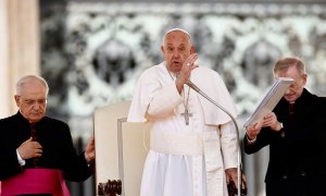 El Papa Francisco da su bendición a los asistentes a la audiencia general de los miércoles en el Vaticano, en la Plaza de San Pedro. REUTERS/Yara Nardi