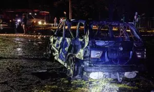 Un coche incendiado en el lugar de un bombardeo en Járkov (Ucrania), a última hora del 20 de septiembre de 2024, en medio de la invasión rusa en curso.