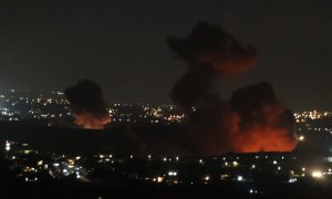 Columnas de humo se elevan desde el lugar de un ataque aéreo israelí que tuvo como objetivo la aldea libanesa de Zawtar, como se ve desde Marjaayoun, en el sur del Líbano, el 21 de septiembre de 2024