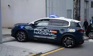 Un coche de la Policía Nacional llega a la Ciudad de la Justicia de Vigo, a 8 de abril de 2024.