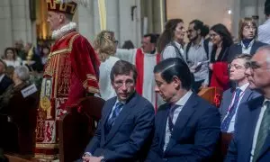 El alcalde de Madrid, José Luis Martínez-Almeida, y el presidente del Pleno de Cibeles, Borja Fanjul, conversan durante una eucaristía en La Almudena, a 24 de marzo de 2024, en Madrid.